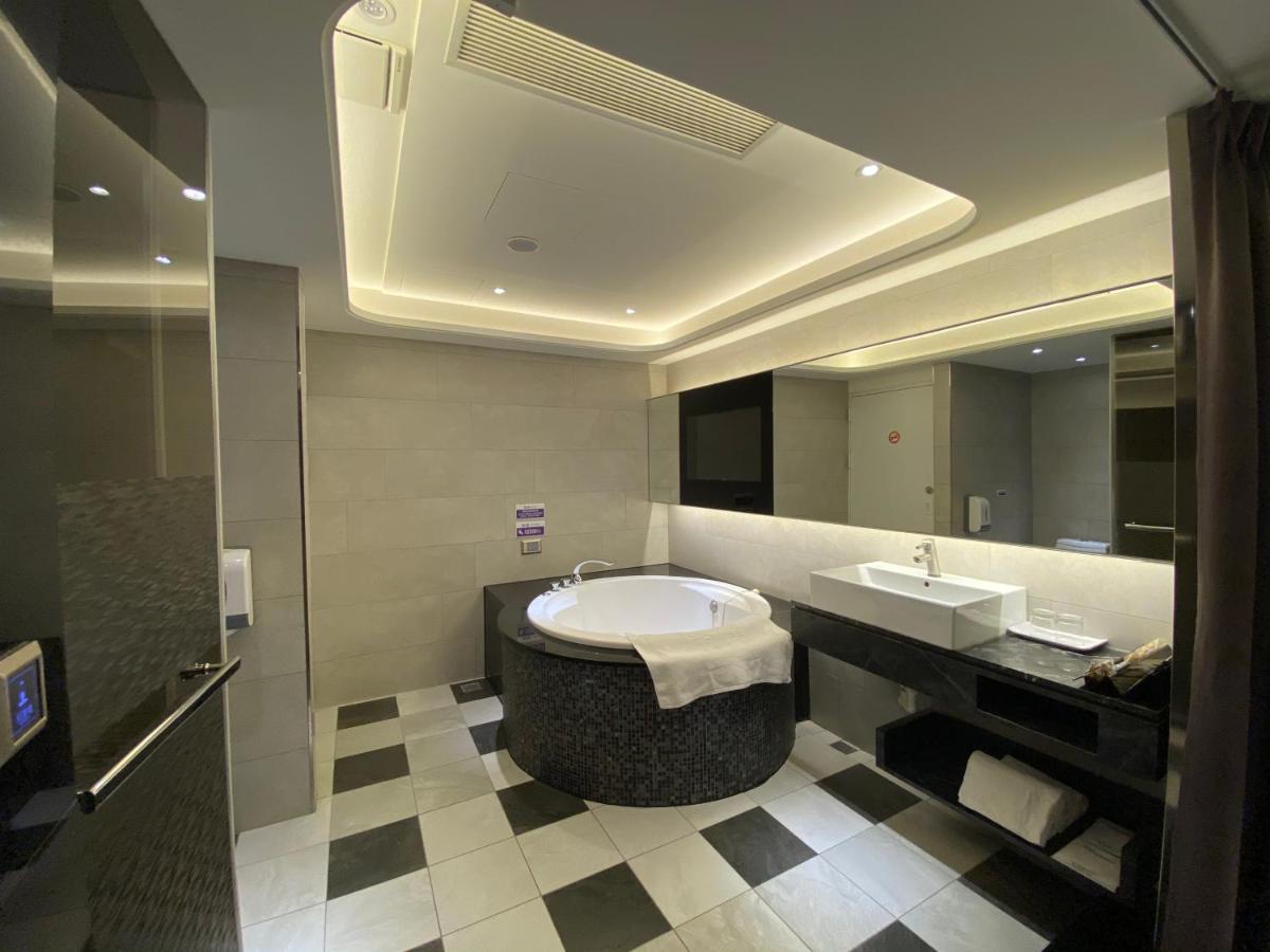 Ouge Motel - Fengshan เกาสง ภายนอก รูปภาพ